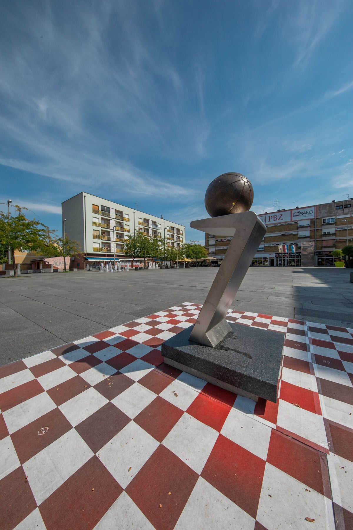 PRVA%20NOGOMETNA%20LOPTA